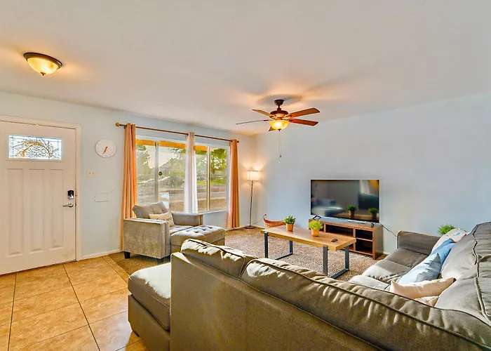 4 Bedroom Vacation With Pool, Hot Tub, And Mini Golf Near Old Town And Dining! Great For Families! Near Airport! Holiday home *