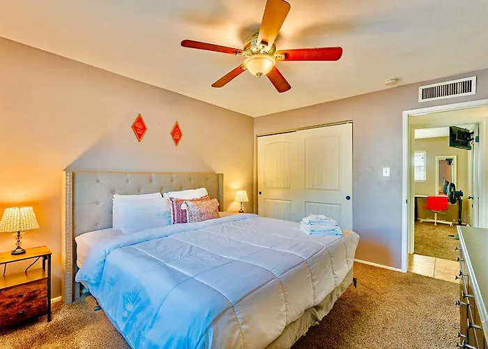 4 Bedroom Vacation With Pool, Hot Tub, And Mini Golf Near Old Town And Dining! Great For Families! Near Airport! Holiday home