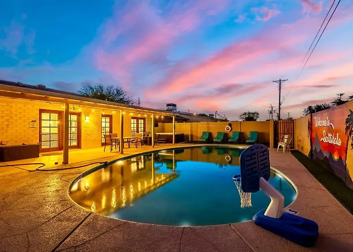 4 Bedroom Vacation With Pool, Hot Tub, And Mini Golf Near Old Town And Dining! Great For Families! Near Airport! Holiday home