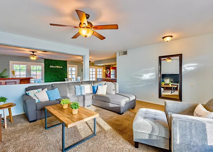 4 Bedroom Vacation With Pool, Hot Tub, And Mini Golf Near Old Town And Dining! Great For Families! Near Airport! *